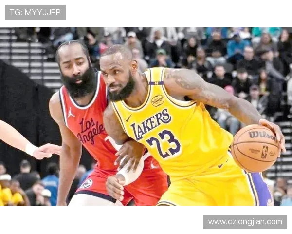 湖人名人队与快船的激烈对决展现篮球魅力与城市荣誉之争 湖人名人队与快船的激烈对决展现篮球魅力与城市荣誉之争