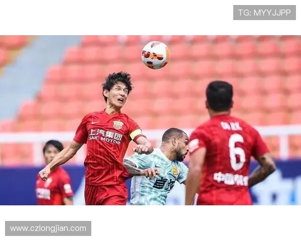 重庆当代迎战上港争夺中超积分榜关键战役全力以赴展现球队实力与斗志 重庆当代迎战上港争夺中超积分榜关键战役全力以赴展现球队实力与斗志