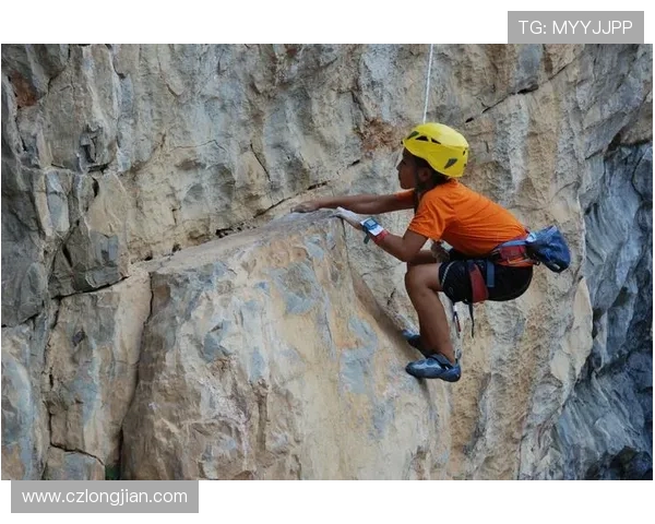 武汉攀岩队区域防守策略解析与攀岩热点发展趋势探讨